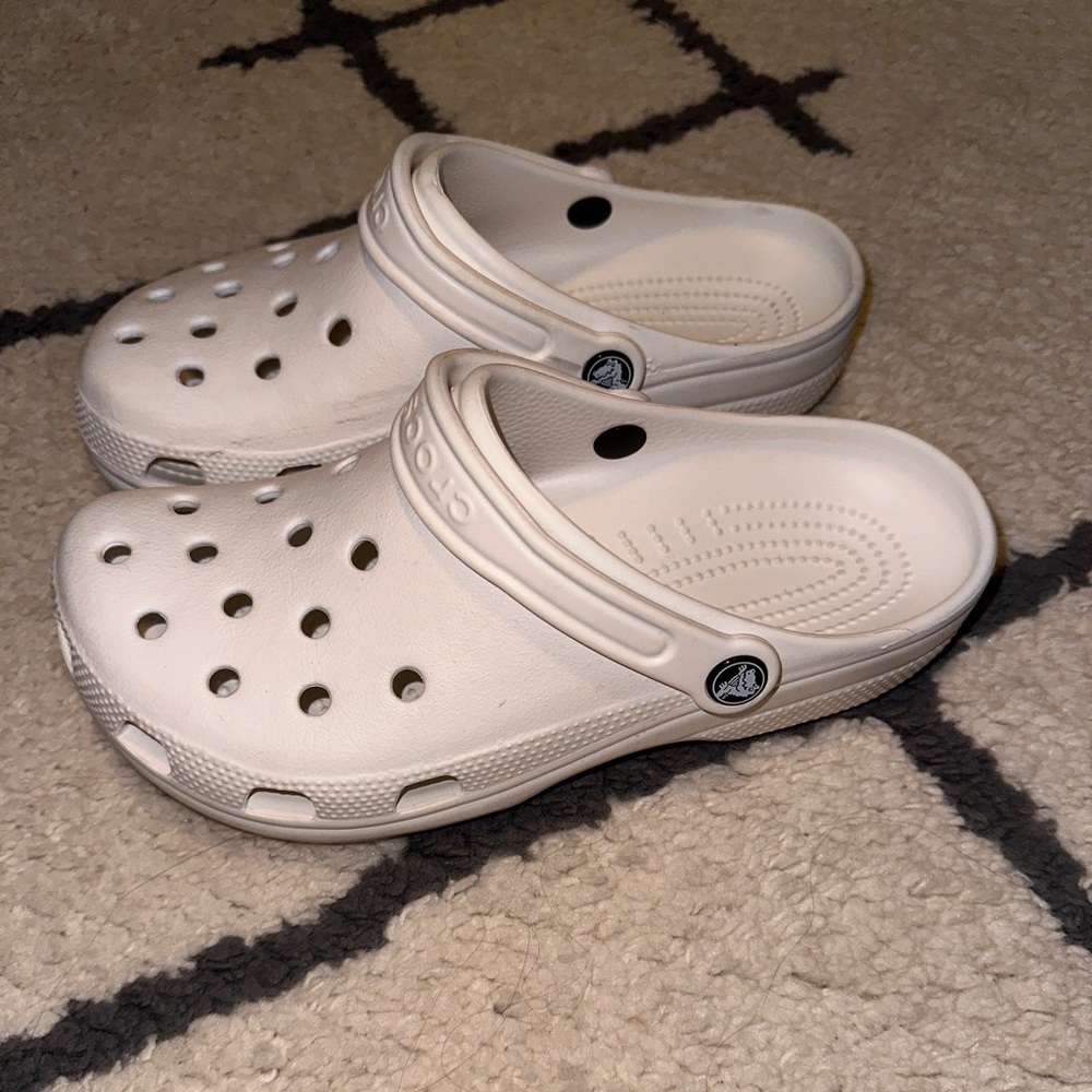 White Crocs Womans 8/ Men’s 6